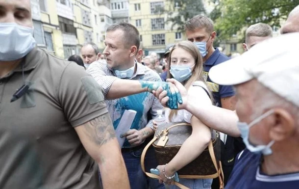 Мера Дніпра облили зеленкою