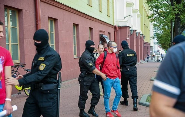 У Мінську затримали 50 осіб біля будівлі КДБ
