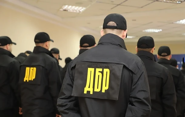 Чиновник вимагав $3,5 тисячі за зняття з військового обліку