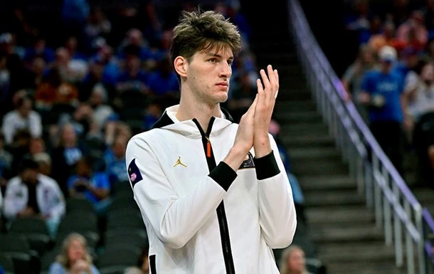 Найвищий баскетболіст зіграв свій перший студентський матч