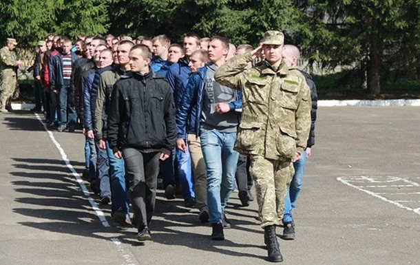 Глава Міноборони запевнив, що випускникам 