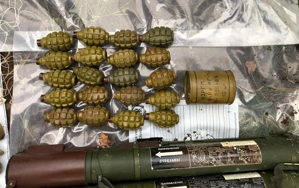 На Рівненщині виявили схованку зі зброєю