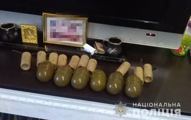 У Житомирі чоловік зберігав гранати на балконі