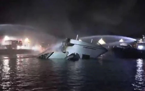 У Греції біля порту потонули три яхти