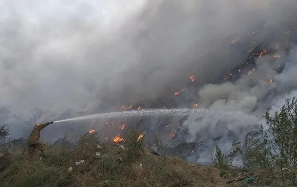 Під Полтавою спалахнула масштабна пожежа на звалищі