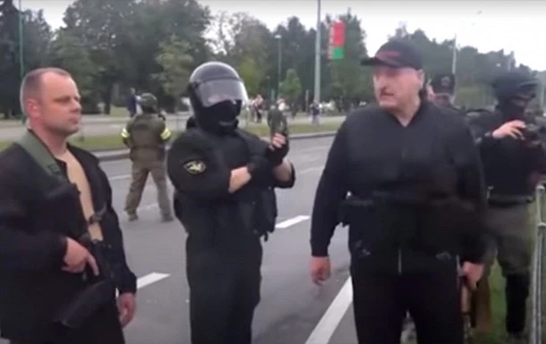 Лукашенко пояснив, для чого взяв у руки автомат