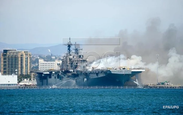 На десантному кораблі ВМС США третій день не можуть загасити пожежу