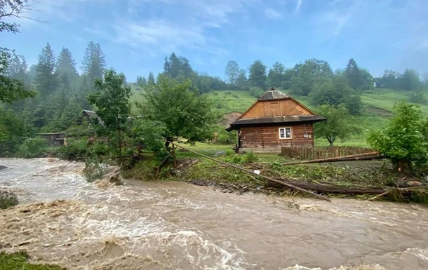 Через сильну зливу на Закарпатті знову піднялася вода