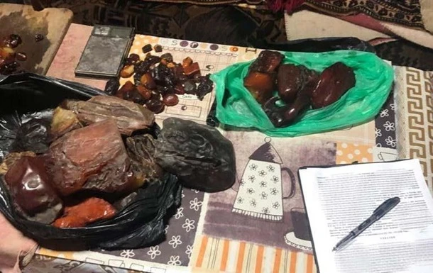 На Рівненщині поліція вилучила 15 кіло бурштину