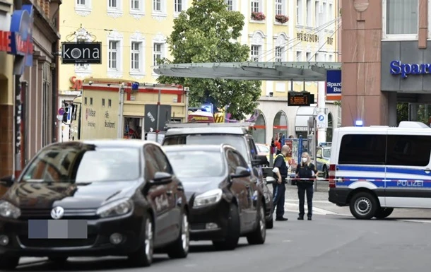 У Німеччині три людини загинули при нападі невідомого з ножем