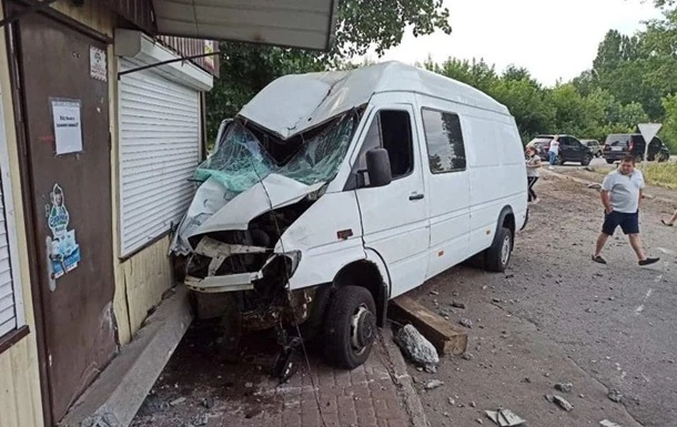 На Київщині мікроавтобус врізався в магазин
