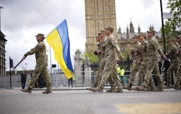 Українські воїни під оплески крокували на параді в Лондоні