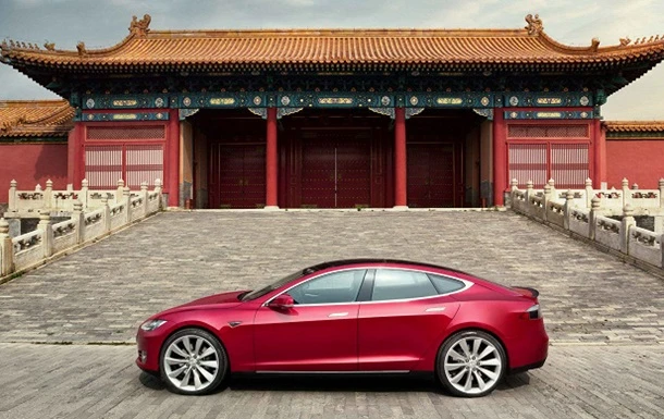 Tesla змушують відкликати з Китаю близько 50 тисяч проданих авто