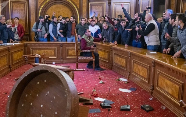 У Вірменії протестувальники захопили трибуну парламенту
