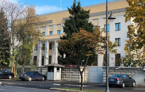 У Румунії чоловік намагався протаранити автомобілем ворота посольства РФ