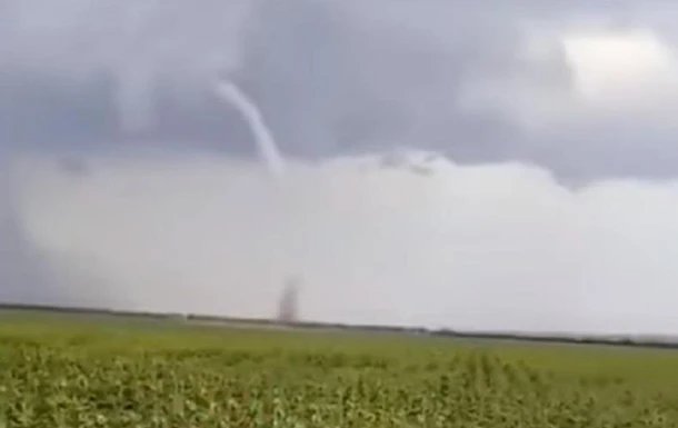 Біля Одеси на відео зняли смерч
