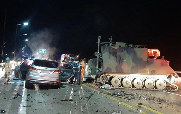 У Південній Кореї броньовик США в'їхав в авто, є жертви