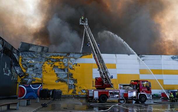 У Варшаві потужна пожежа охопила торговий центр