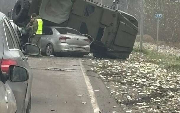 Під Білгородом військовий броньовик врізався в цивільне авто