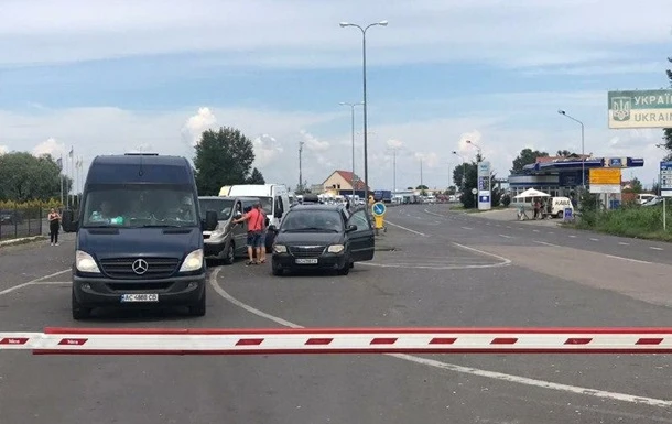 На кордоні з Угорщиною автомобілі застрягли в чергах