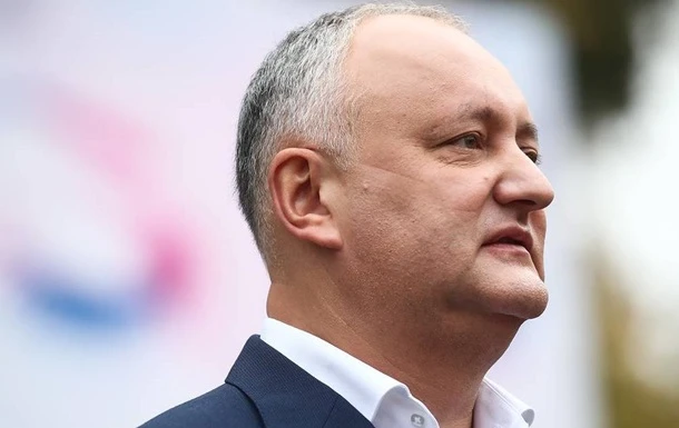 Додон привітав з перемогою Санду, але збирається оскаржити її перемогу