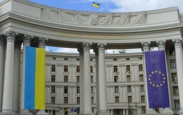 Ще три країни зможуть отримати українські е-візи