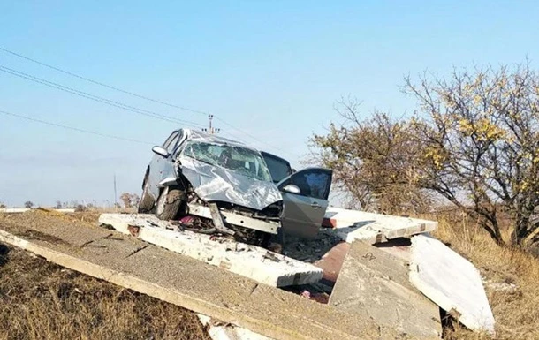 Під Маріуполем авто в'їхало в зупинку, є жертва