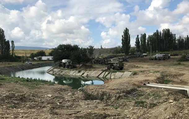 У Криму російські військові перекрили річку, щоб качати воду в Сімферополь