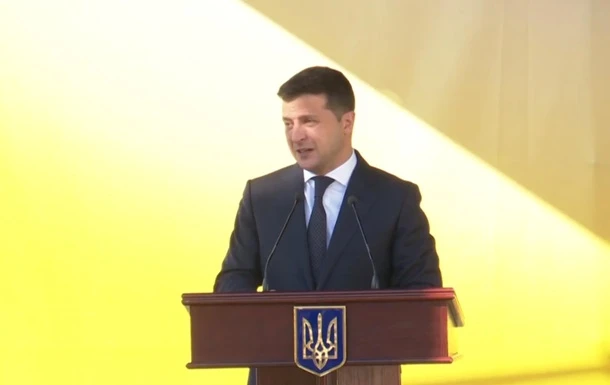 Зеленський передав сільгоспземлі громадам