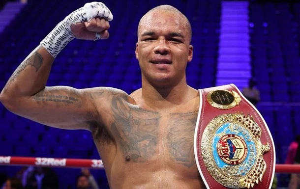 Вордлі побачив недосконалість Усика і не має наміру поступатися йому в бою