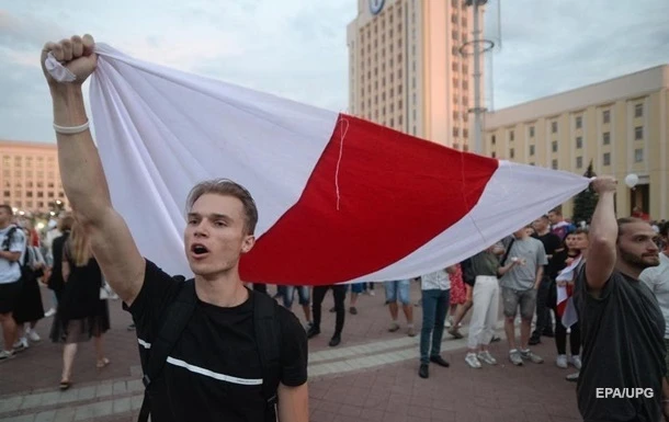До Мінська стягнули військових і обмежили рух