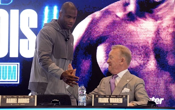 Промоутер Дюбуа в яскравих фарбах змалював наступний бій Дюбуа