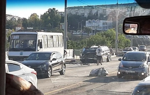 У Севастополі джип влетів у автобус: 14 людей