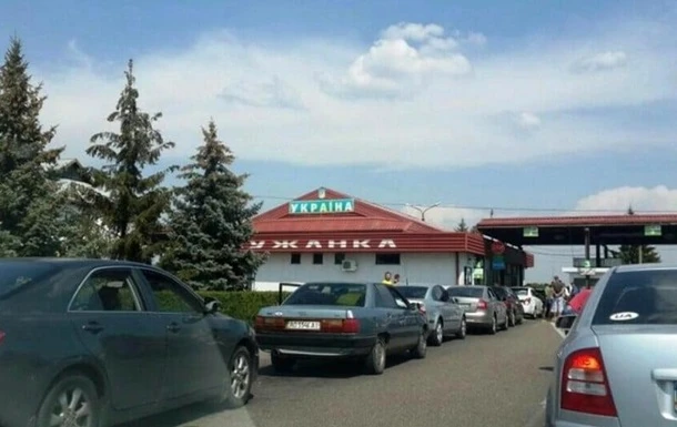 На кордоні України з Угорщиною кілометрові черги