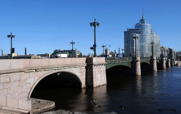 Падіння мотоцикліста з моста в Петербурзі потрапило на відео