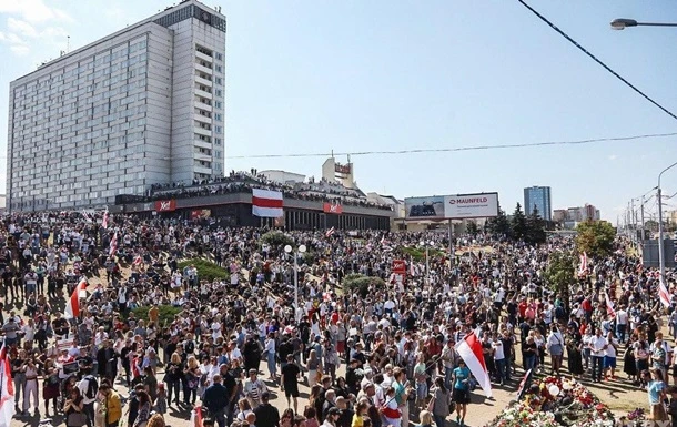 У Мінську збираються на площі Незалежності