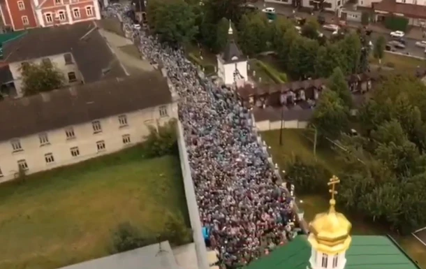 Тисячі віруючих прийшли в Почаївську лавру
