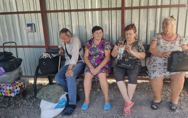 На КПВВ Новотроїцьке живуть люди, яких не пускають у 