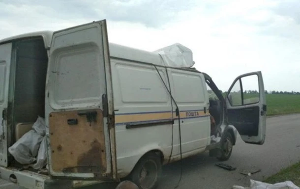 Поліція показала фото підривників автомобіля Укрпошти