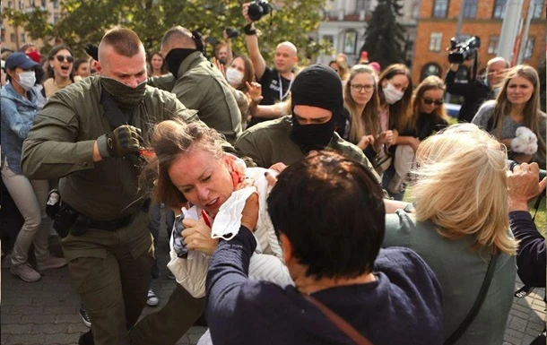 У Мінську силовики побили учасниць жіночого маршу