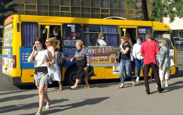 У Луцьку половина маршруток не виїхала, інші - переповнені