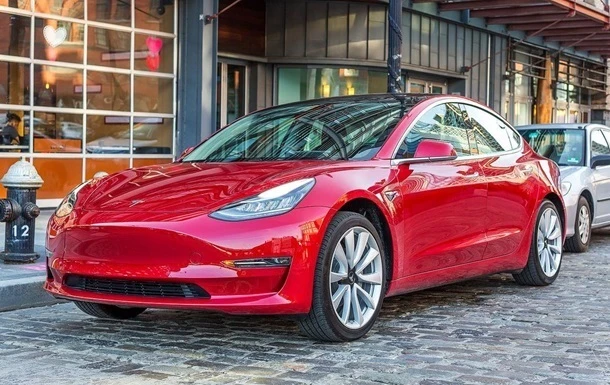 У Tesla лопнуло бокове скло прямо в гаражі