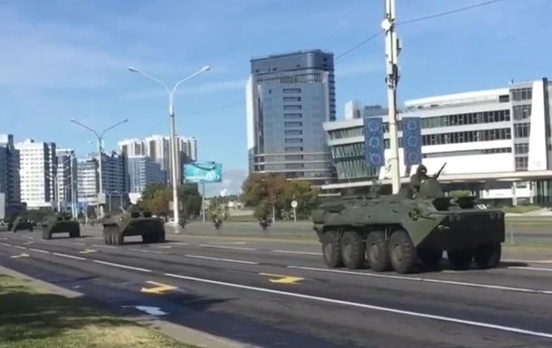 У центрі Мінська з'явилася бронетехніка