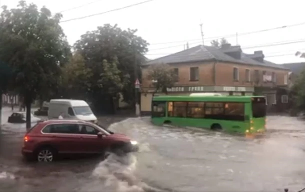 У Житомирі злива викликала транспортний колапс