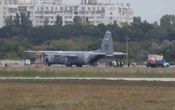 В Одесі аварійно сів військовий літак США