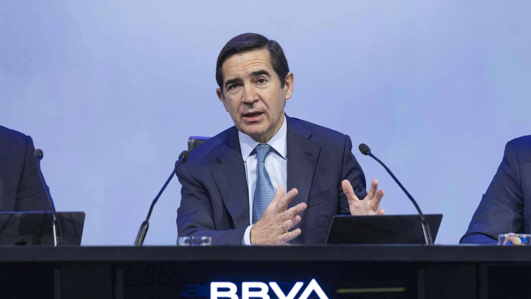 Torres debe renovar la presidencia del BBVA en 2025: por esto aprieta con el Sabadell