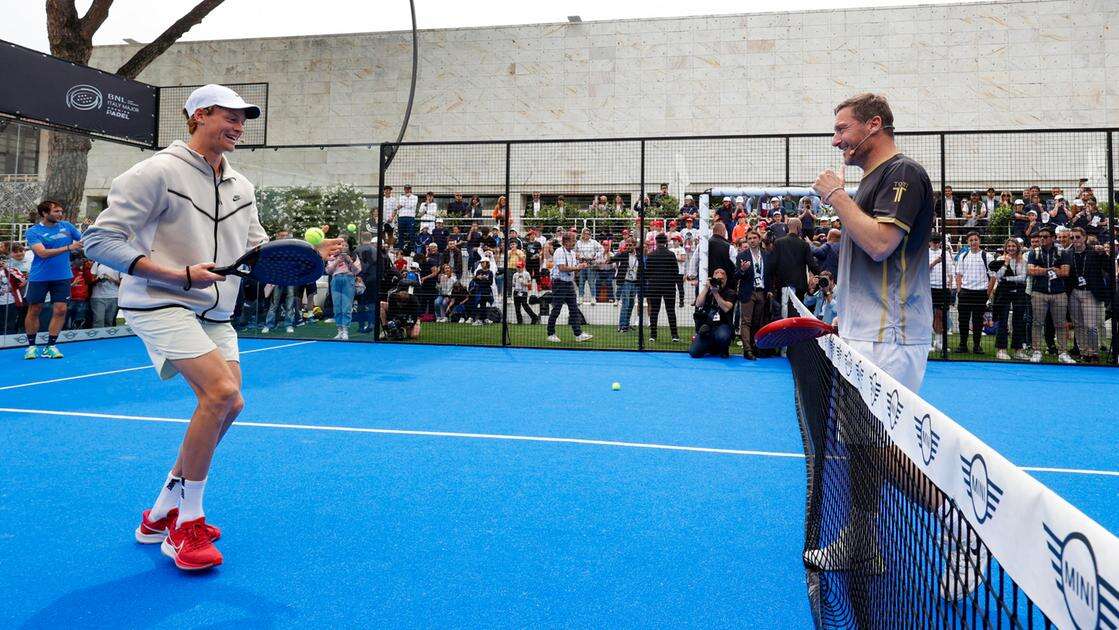 Totti e Sinner sul campo da padel mandano in tilt il Foro Italico