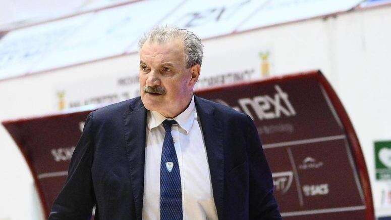 Caos a Cantù: Esonerato il coach Sacchetti dal Basket A2