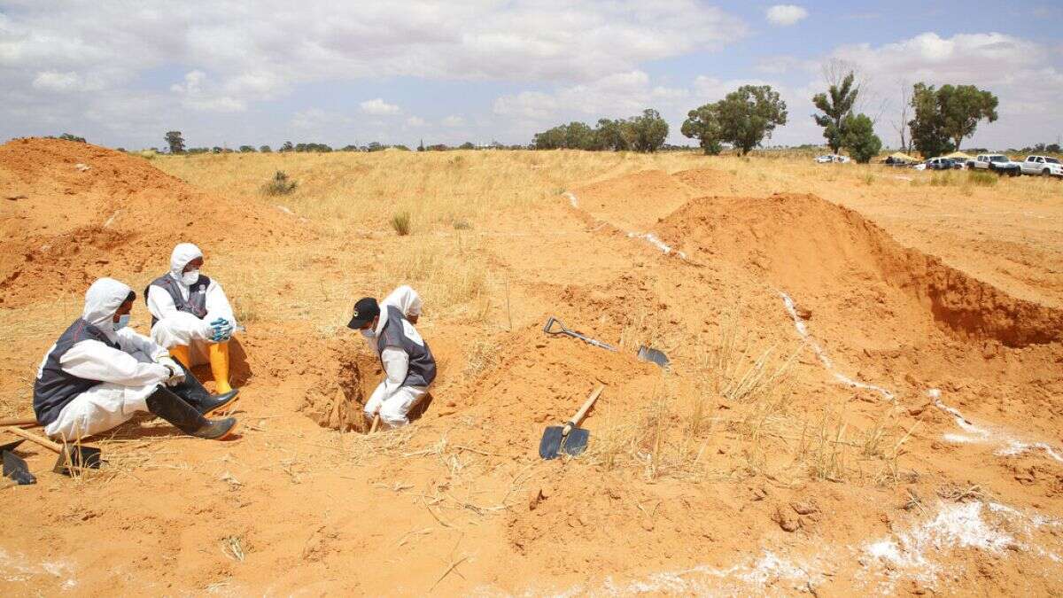 Hallados los cadáveres de unos 50 migrantes en fosas comunes en Libia