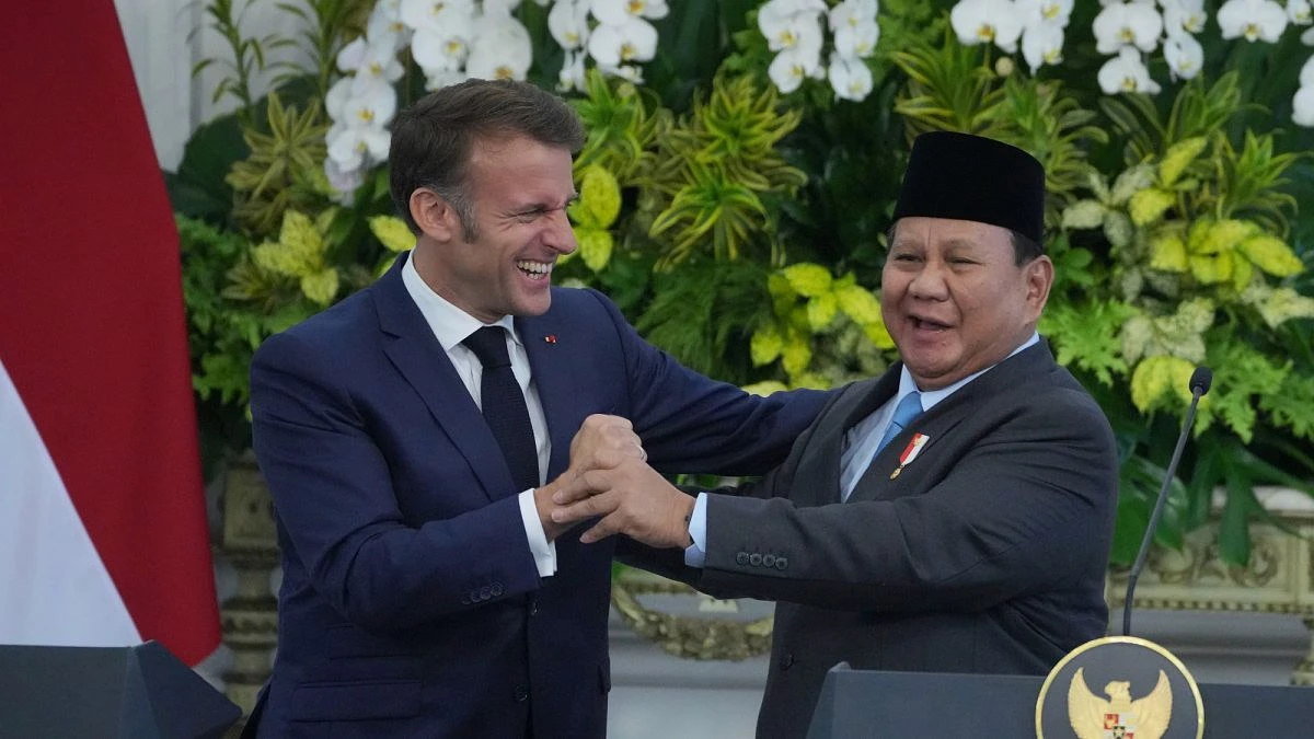 Emmanuel Macron estrecha lazos de defensa y comercio en Yakarta